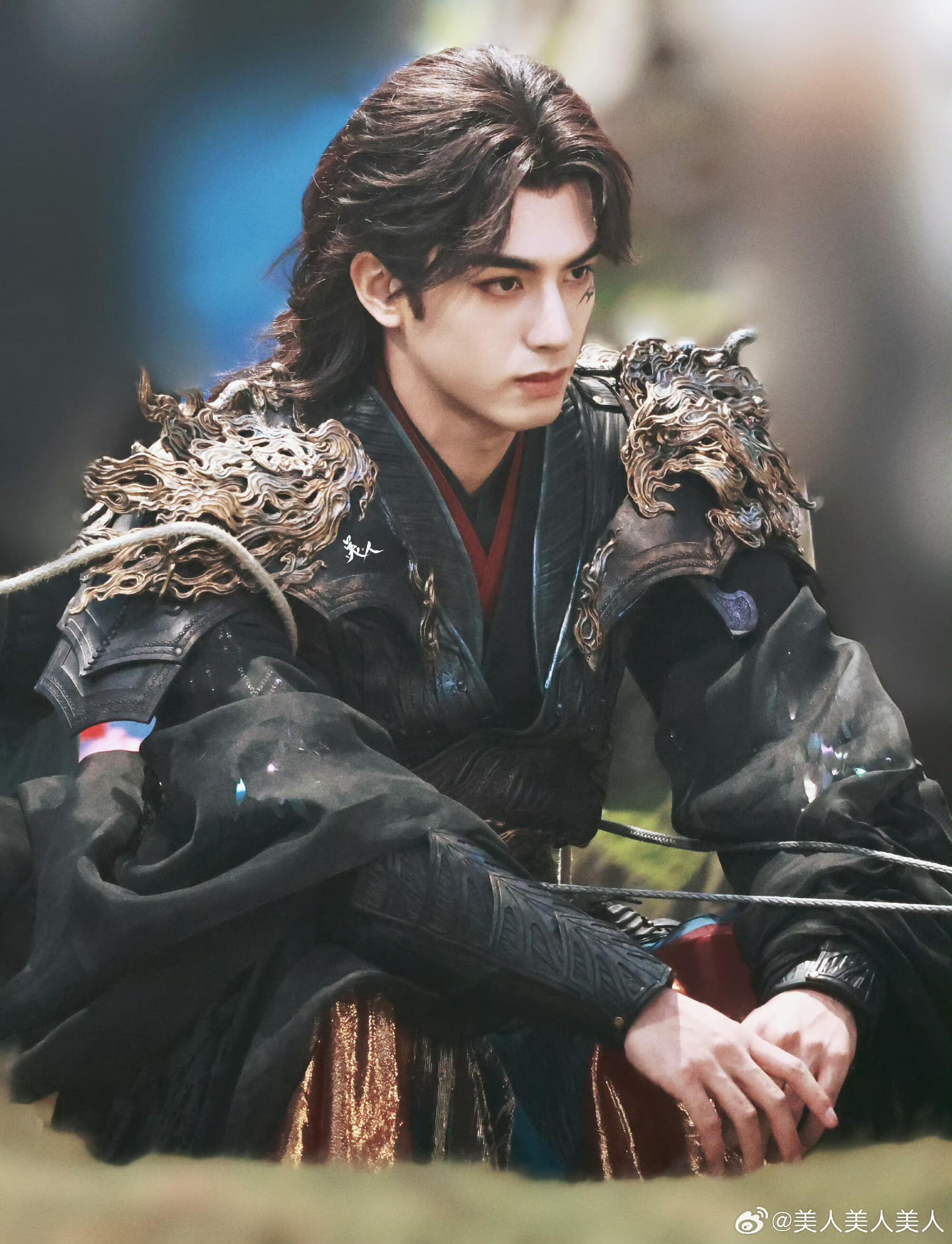 宋威龙雷修远造型 宋威龙  宋威龙雷修远魔尊造型封神了，高马尾暗纹长袍，眼神忧郁