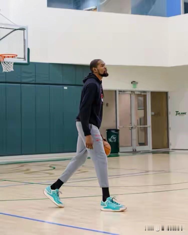 火箭巨星杜兰特真是太夸大其词了！今天杜兰特在接受媒体采访时聊到了队友申京，他这样