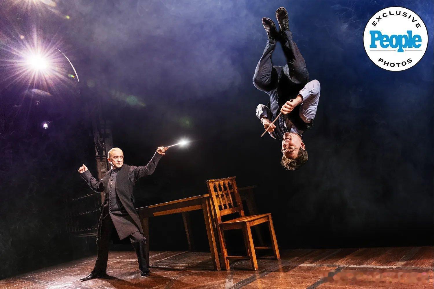 人物杂志公布了四张汤姆·费尔顿出演《哈利·波特与被诅咒的孩子》舞台剧的造型图跨年