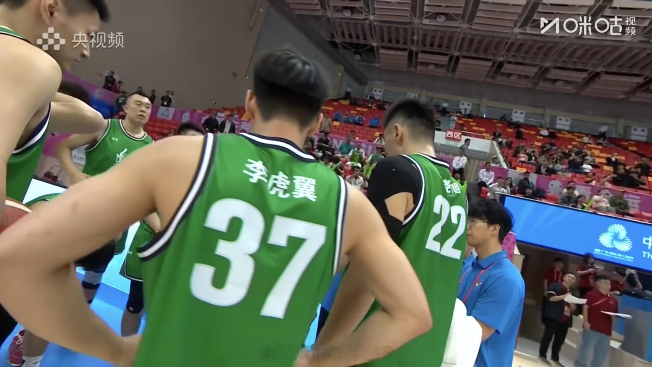 从转播镜头来看，篮球项目第一场比赛，现场略显空旷啊。之前特地上票务系统看了下，还