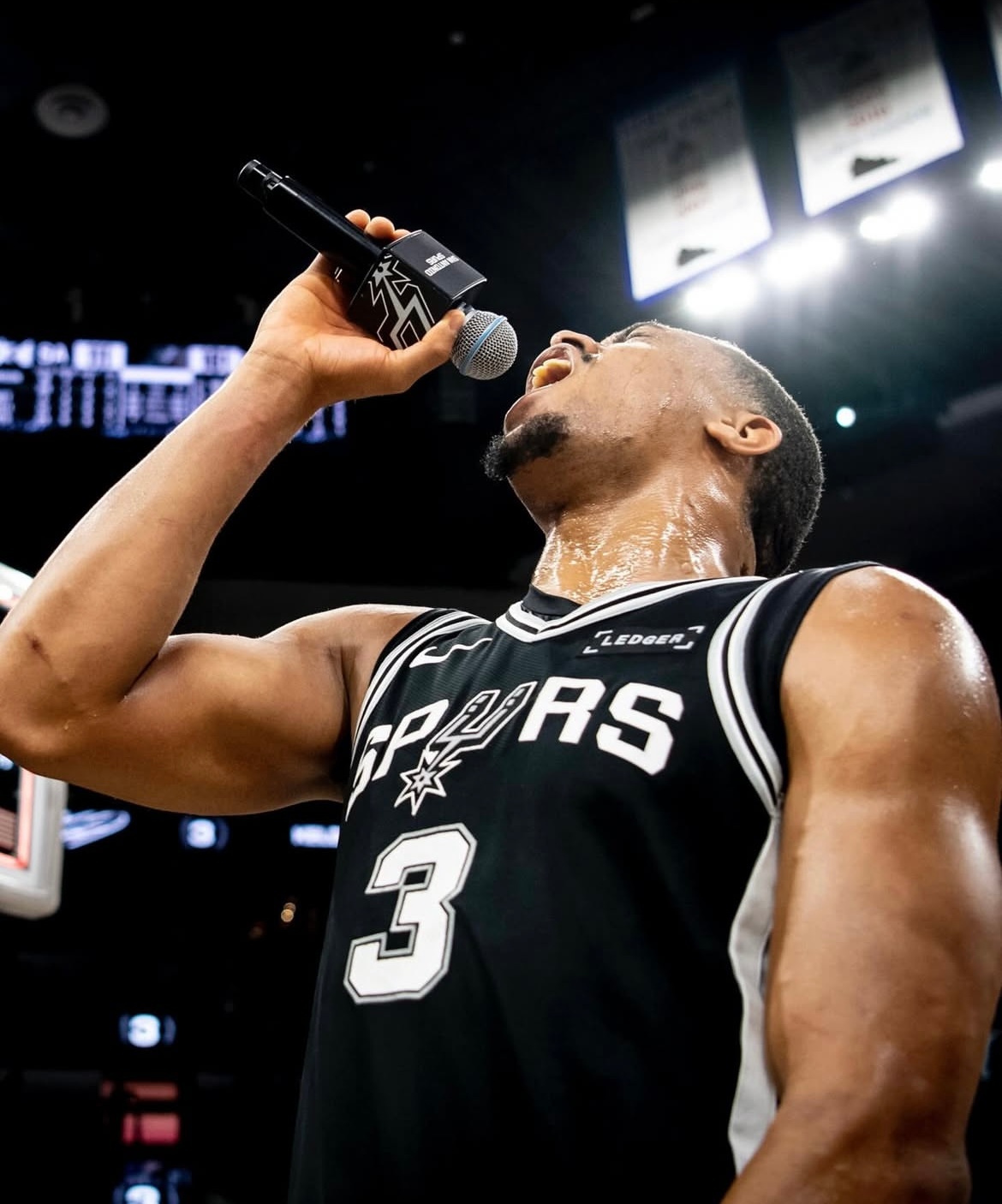 不管日子平与淡，每一刻都值得珍惜，永远心怀热忱，勇往直前。晚安刺蜜明天见 ｜