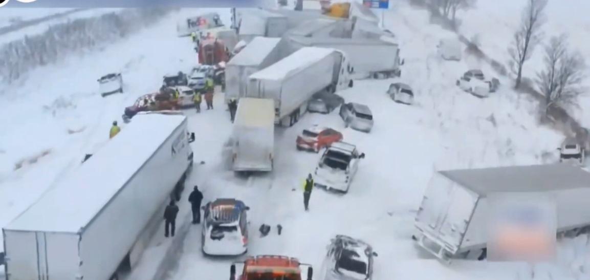 美密歇根州这场因暴雪引发的百车连环撞太可怕了。当地时间1月19日上午，强暴雪让路