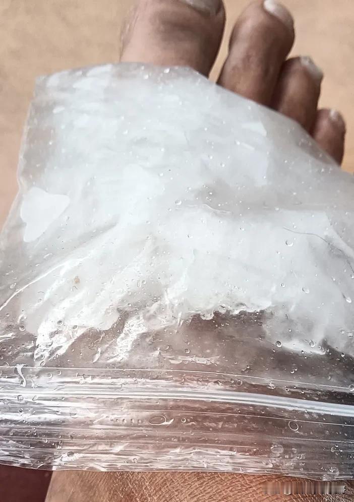 凡事都要小心！
上午骑着小电驴去不远处的小妹家。
因还要去接娃，
故车速较快些。
