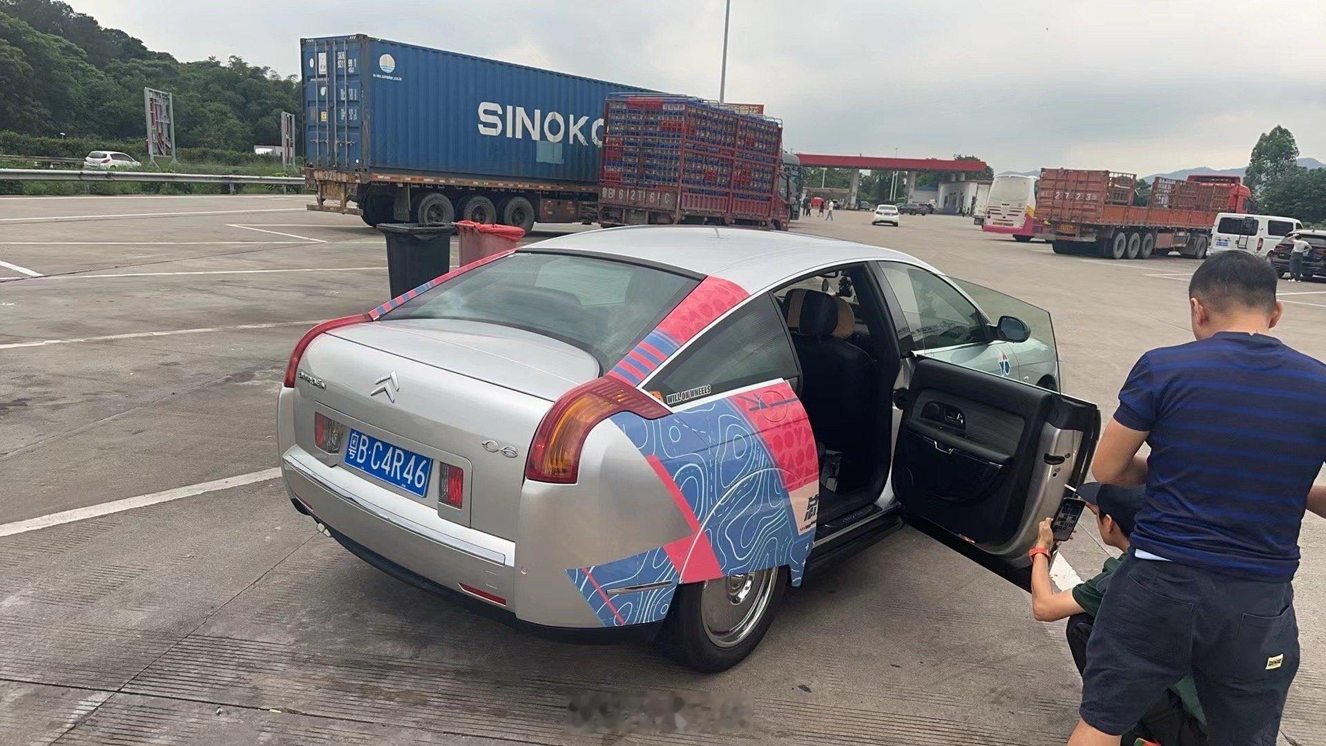车门坏了，门锁开不了了，乘客有机会锁死在车厢，随行师傅迎来第一张订单[允悲][允