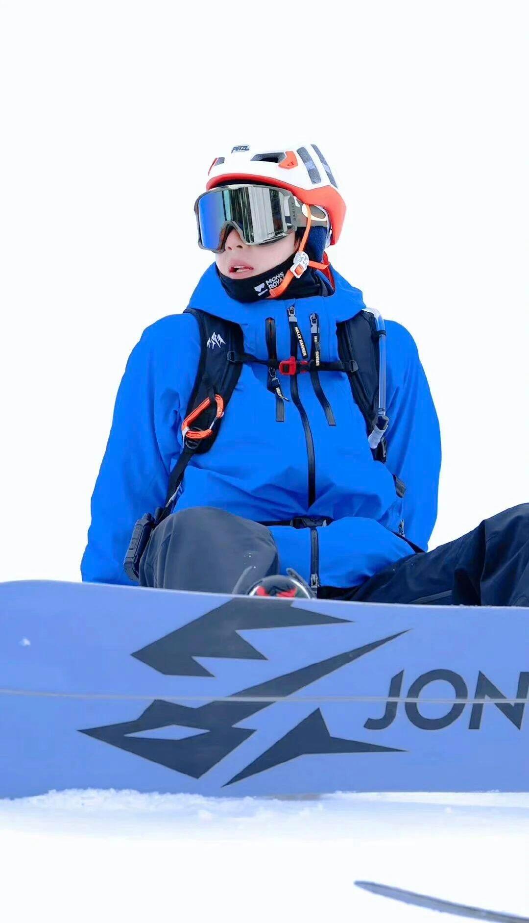 王一博大魔王年终结算画面 从冰川之巅到蔚蓝深海，王一博用行动演绎着热爱的力量。而