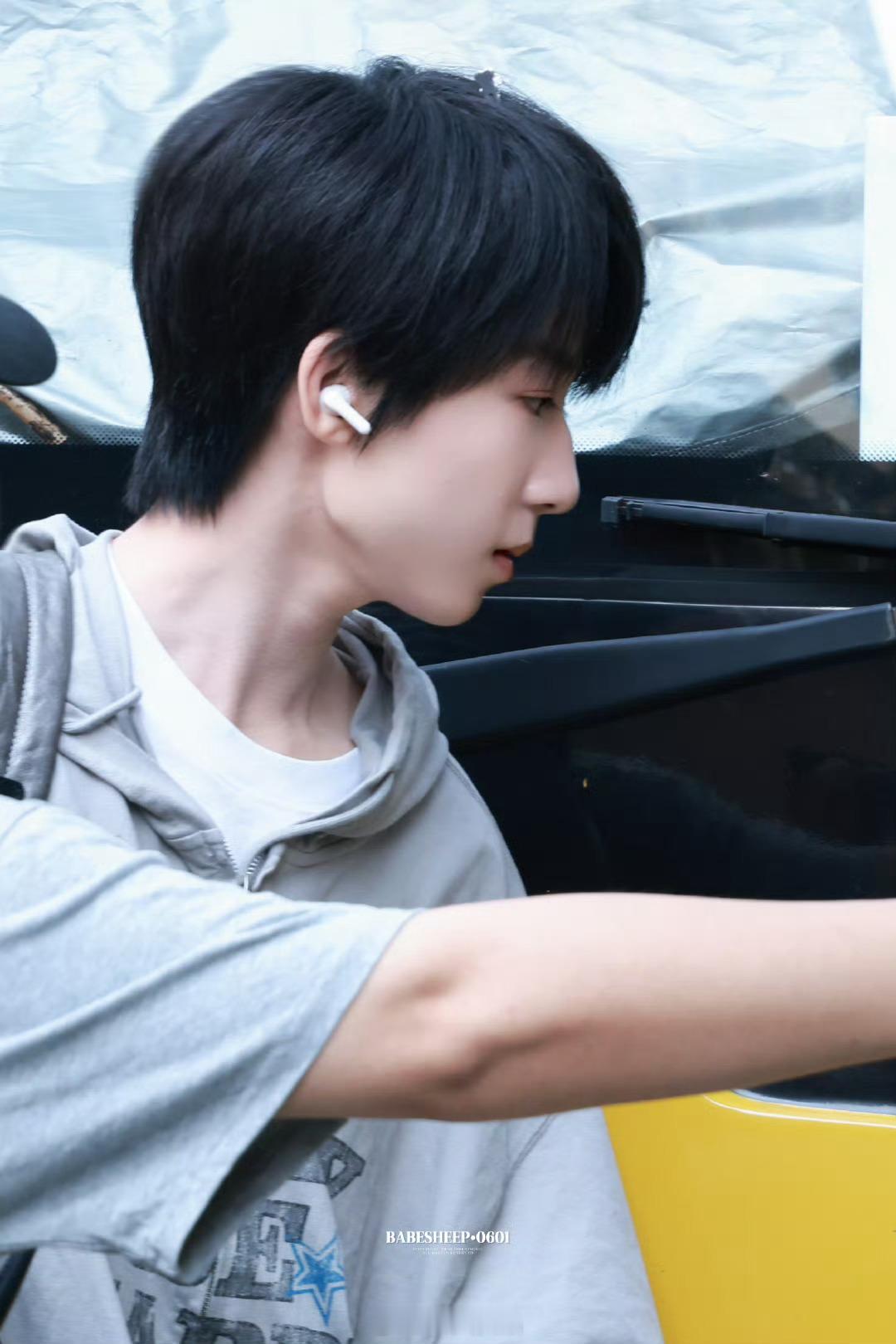 我靠，杨博文的侧颜，真无敌了！名品杨博文周扬杨博文我们的少年时代2