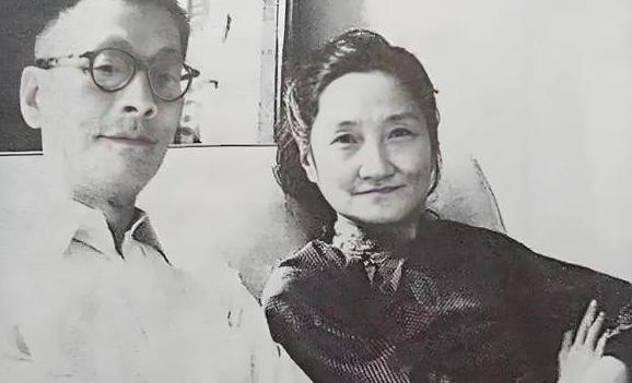 1957年，58岁的翁瑞午站在法院被告席上，原告席上，女大学生关某的母亲，一口咬