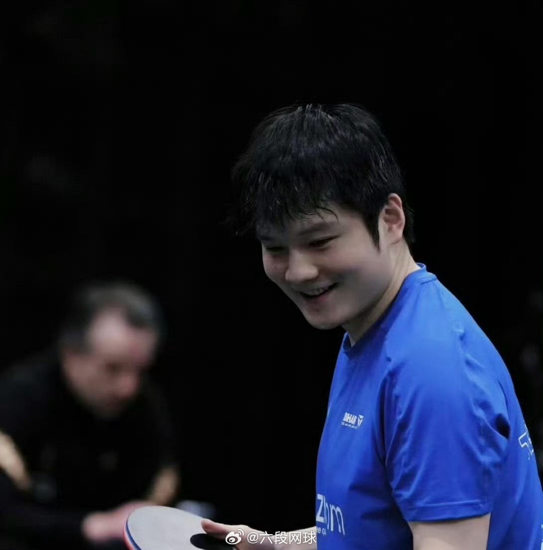 名将笑言不能在樊振东面前丢人乒乓球 近日，英国乒乓球选手贾维斯在采访中分享曾经与
