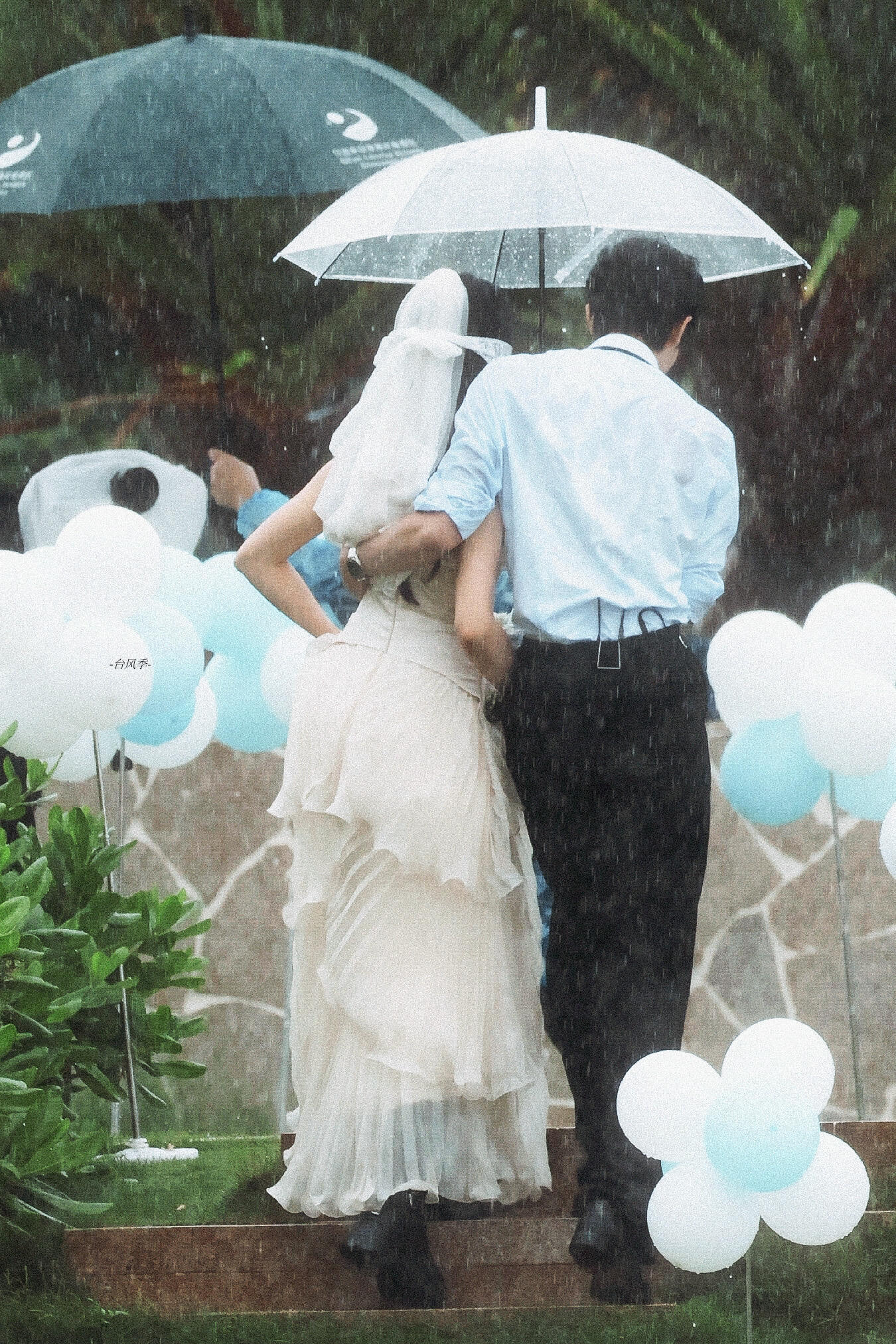 野狗骨头番外雨中婚礼 没有盛大喧闹的宾客，只有雨中婚礼的安静和浪漫。陈异把戒指戴