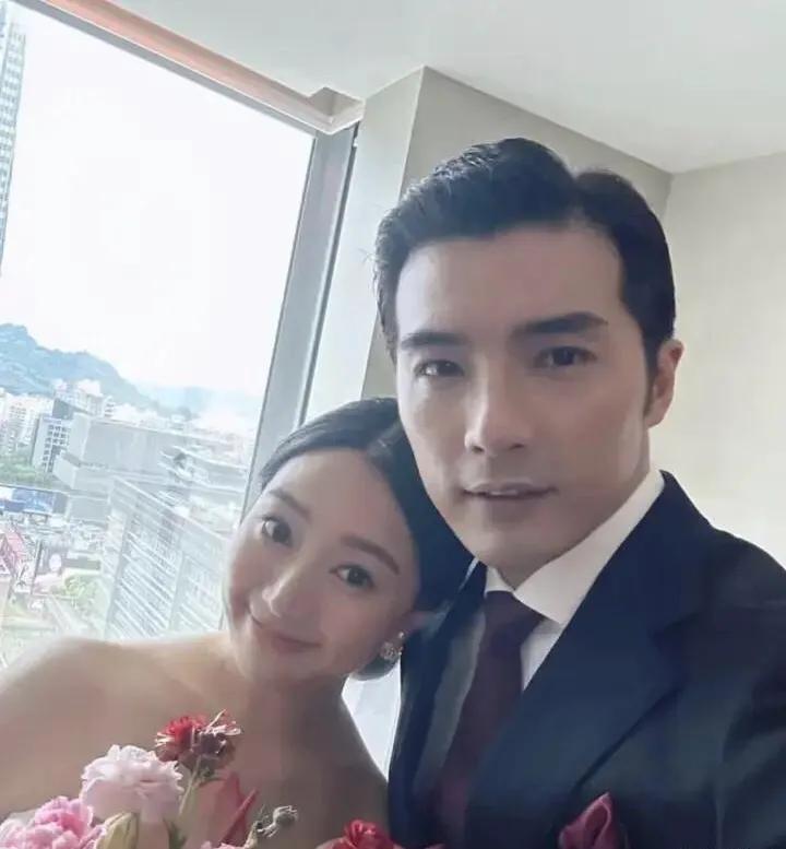 不知不觉的长成焦恩俊的模样了！
贺军翔撞脸焦恩俊的程度至少达到90%了！