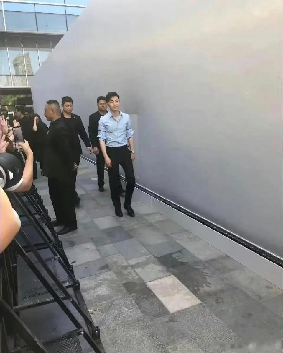 这是哪位明星？怎么后面跟着这么多安保人员。 