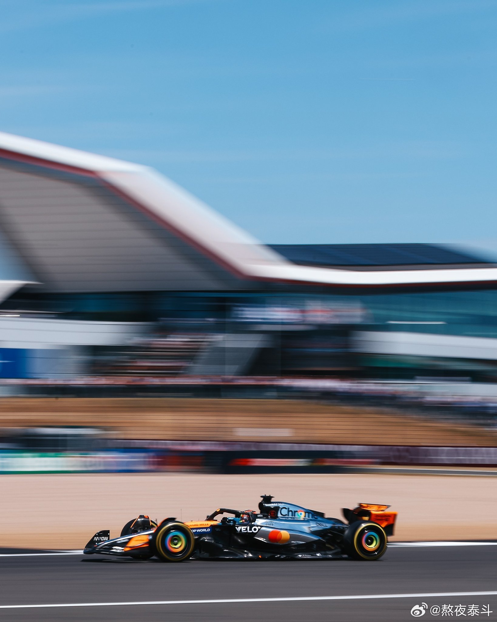 迈凯伦车队新涂装，英国银石赛道工作照。F1[超话]2025f1英国大奖赛 ​​​