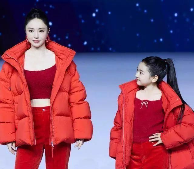 董璇带女儿小酒窝走秀小女孩成熟太早，十岁的小酒窝五登高端童装秀，台步、眼神比很多
