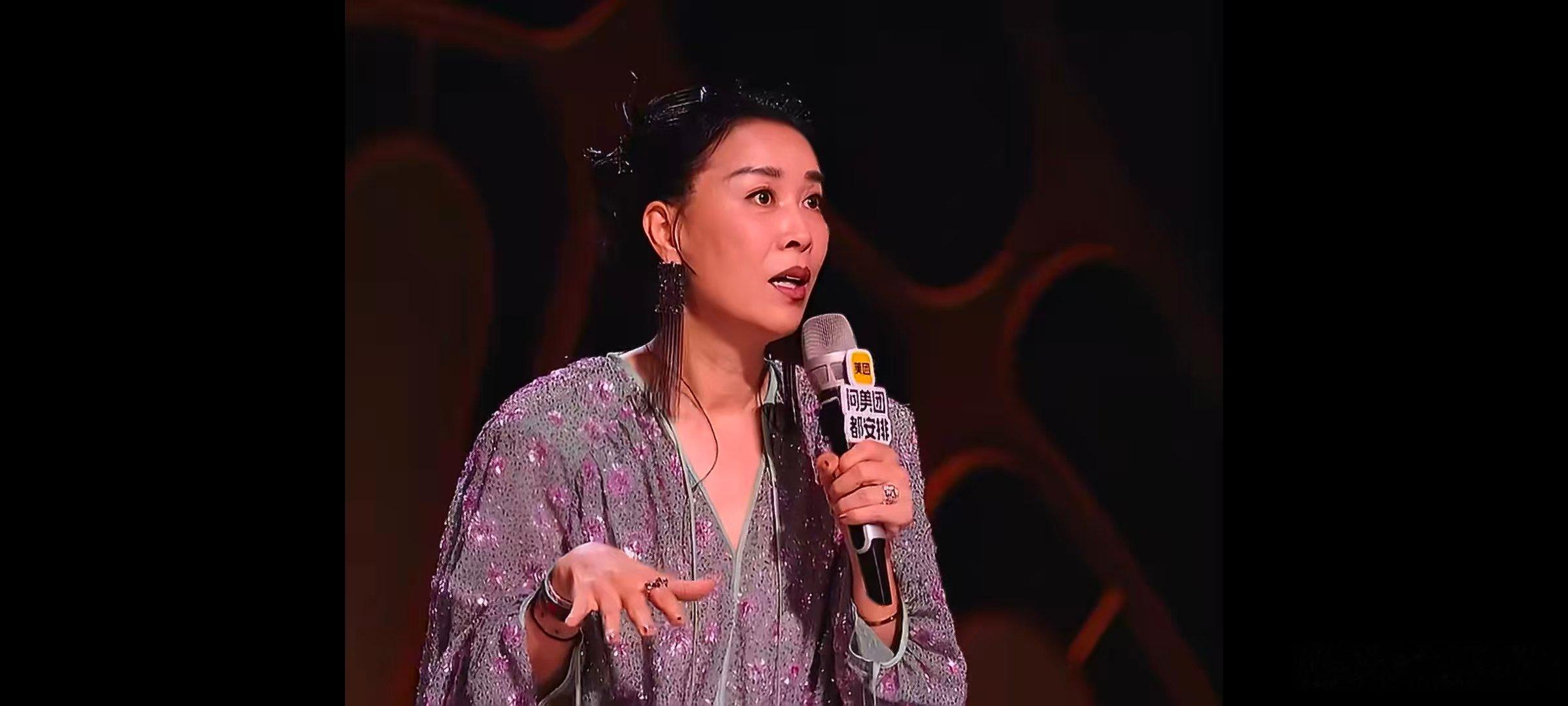 那英回去教李小冉开嗓李小冉对着那英唱征服歌手直播李小冉满心欢喜演唱征服，那英十分