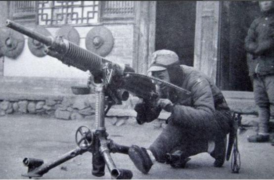 1940年，北平沦陷后，市场严禁出售电讯器材，特别是收发报机。抗日根据地物资供应