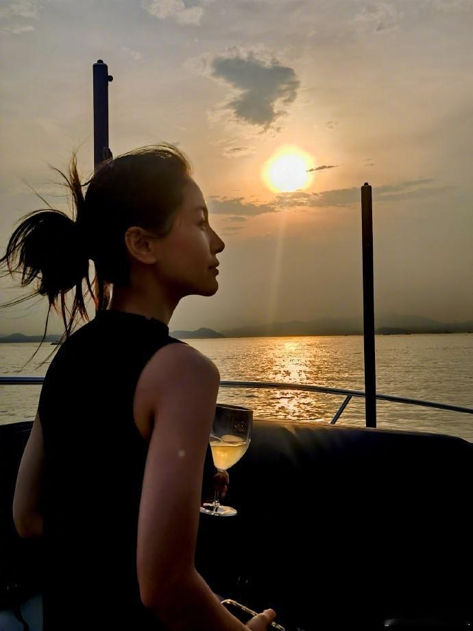 #王子文黄昏侧脸好A##王子文黄昏侧颜# 每看一次王子文的黄昏侧脸，就心动一次，