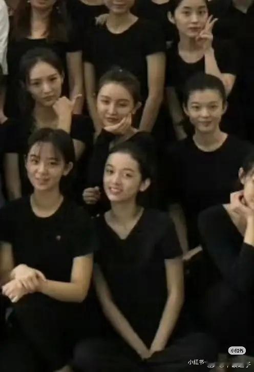 周也大学时期的样子 
