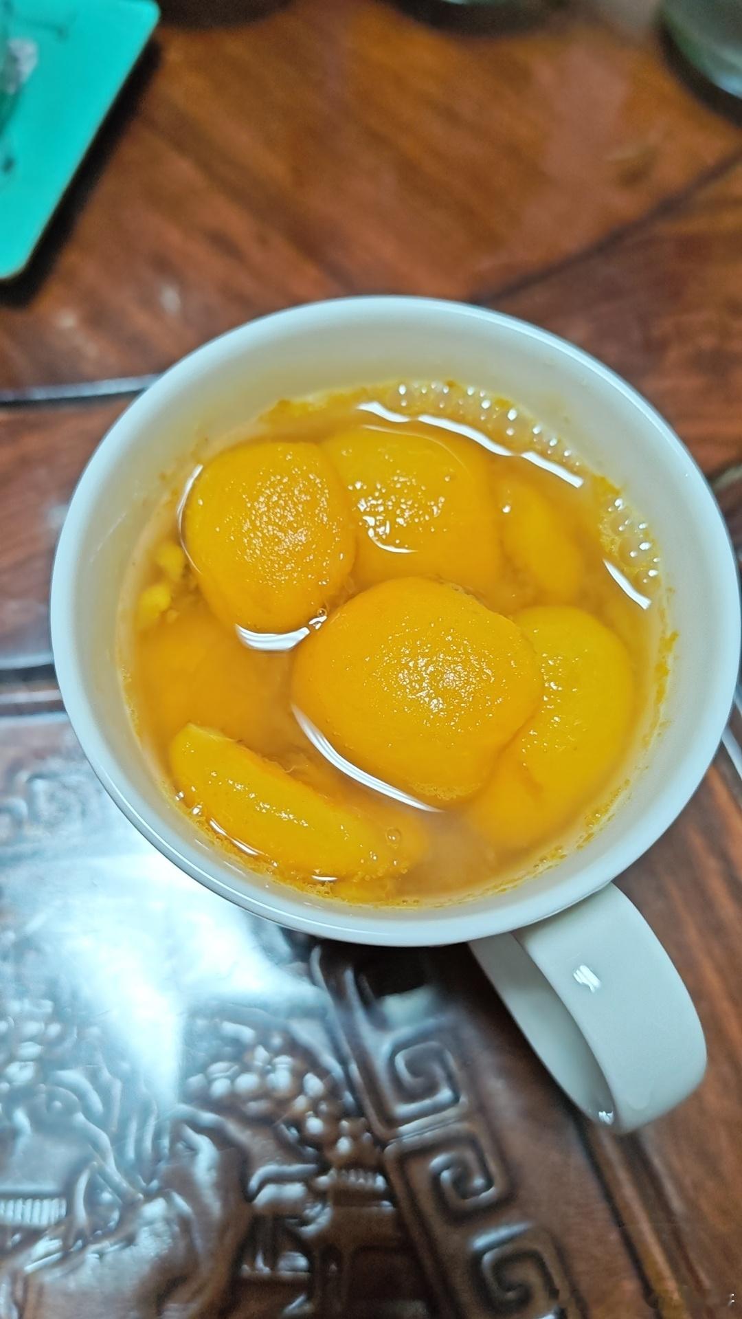 枇杷家里的枇杷树结了好多枇杷果，吃不完，根本吃不完，于是就做了枇杷露，初夏限定美