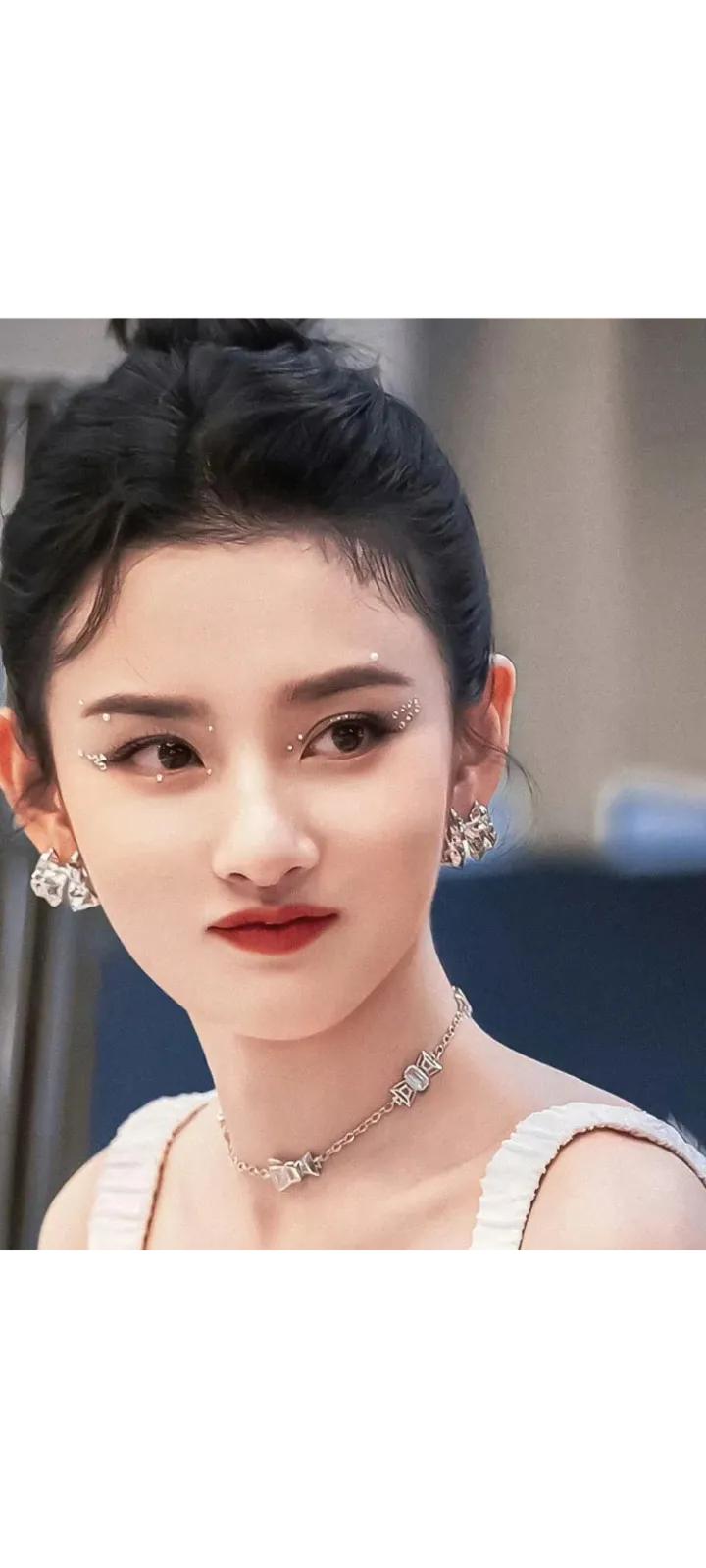 宋祖儿复出之路坎坷，奇异果IP投资引热议

在娱乐圈这个充满变数的舞台上，宋祖儿