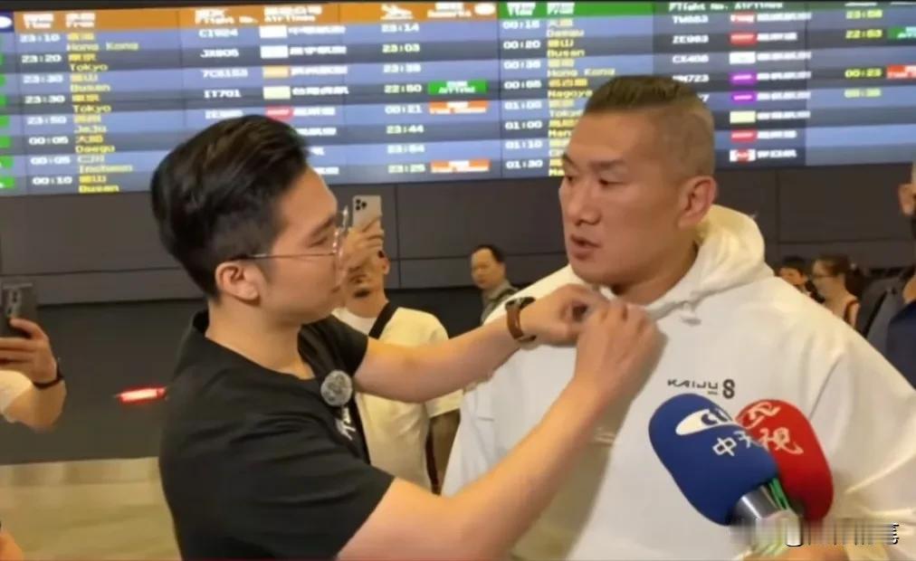 有谁清楚这个台湾“历史哥”的来头吗？以前与馆长很熟悉吗？

虽然此人在岛内也有节