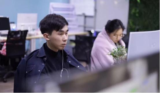 为什么现在的员工都不爱公司?员工不爱公司，从来不是员工的错。
 
不知从何时起，