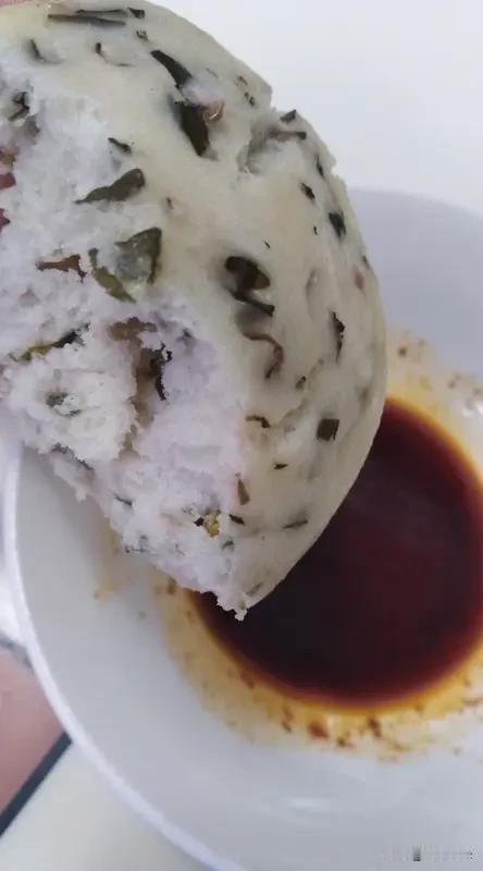 马齿苋菜馍
好吃又营养
我一下子吃了两个
价钱不贵
我还喝了一盒牛奶
吃了两个桃