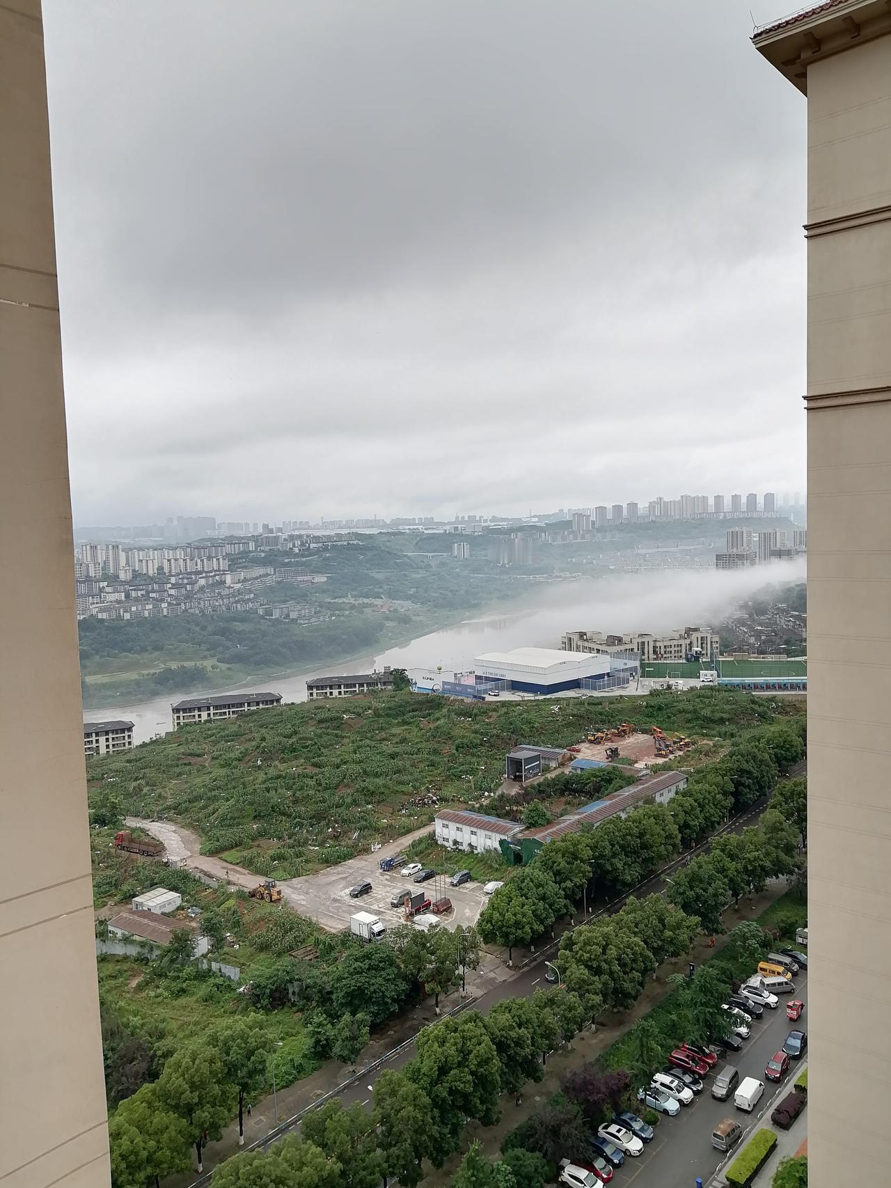 两江蔡家，未来两江新区的潜力股。有着独特的地形地貌，东北南三面环江，西靠中梁山的