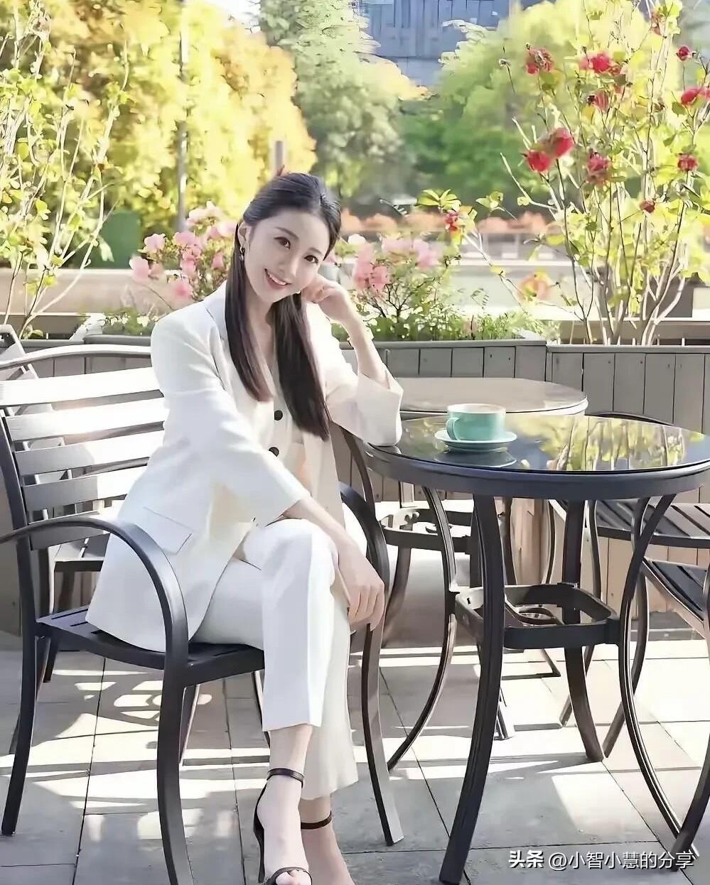 第一次看见刘心悦穿西装的模样，她一身白西装气质干练，比李红都还要有魅力了，是央视