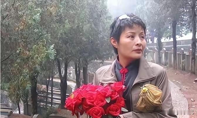 1984年，老山女兵谢楠因私自开枪为牺牲的战友送行，遭到开除，20年后，谢楠归来