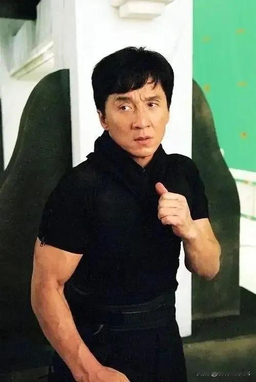 成龙和李连杰相比,谁更有影响力?
成龙比李连杰更胜一筹