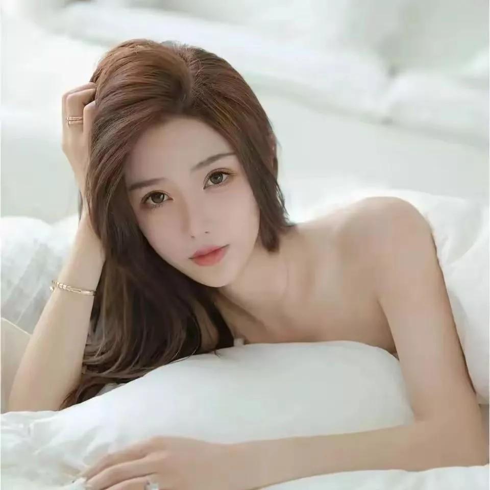 温柔如水的少女，慵懒地躺在洁白的床上，仿佛时间都为她停驻。温柔美少女 温柔白裙少