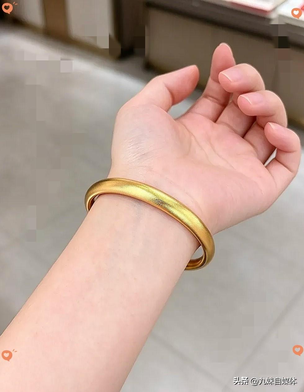 金价终于跌下来了！
昨天下班路过金店，看见金价终于落到了我盯了俩月的心理线，当场