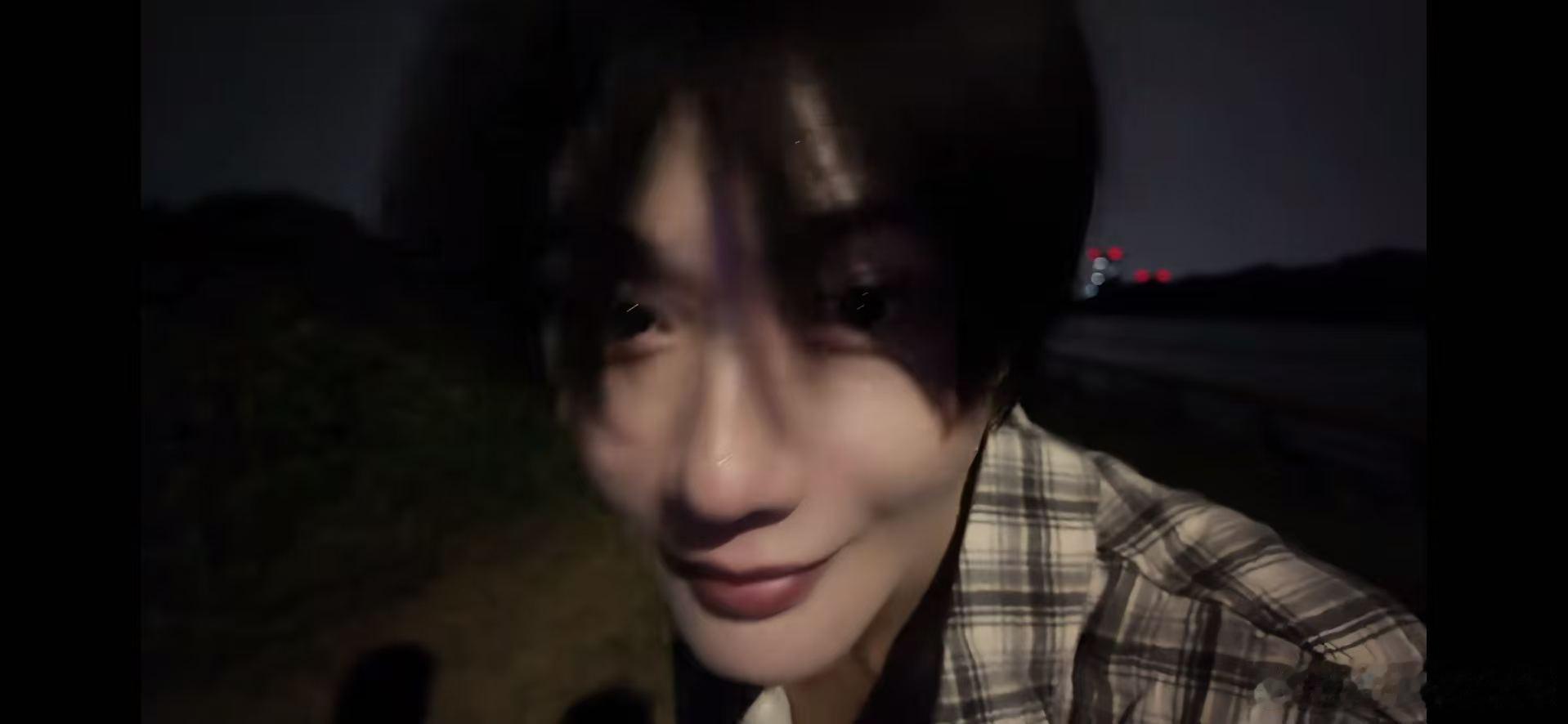 昨晚的小世界多浪漫啊，夏夜，晚风，蝉鸣，出逃的少年。调皮的晚风吹过，吹起少年浓密
