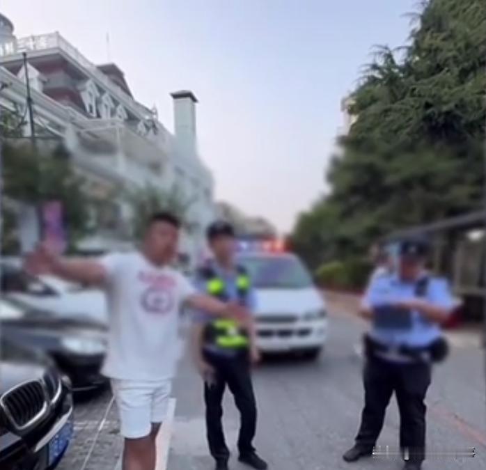 大连警察这次算是火了！辽宁大连，一位博主因为没在饭店吃饭，饭店将男子停在车位上的