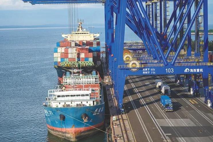 一声嘹亮的汽笛划破洋浦清晨的海面，远远望去一艘满载石化原辅料的货轮正缓缓驶向国投