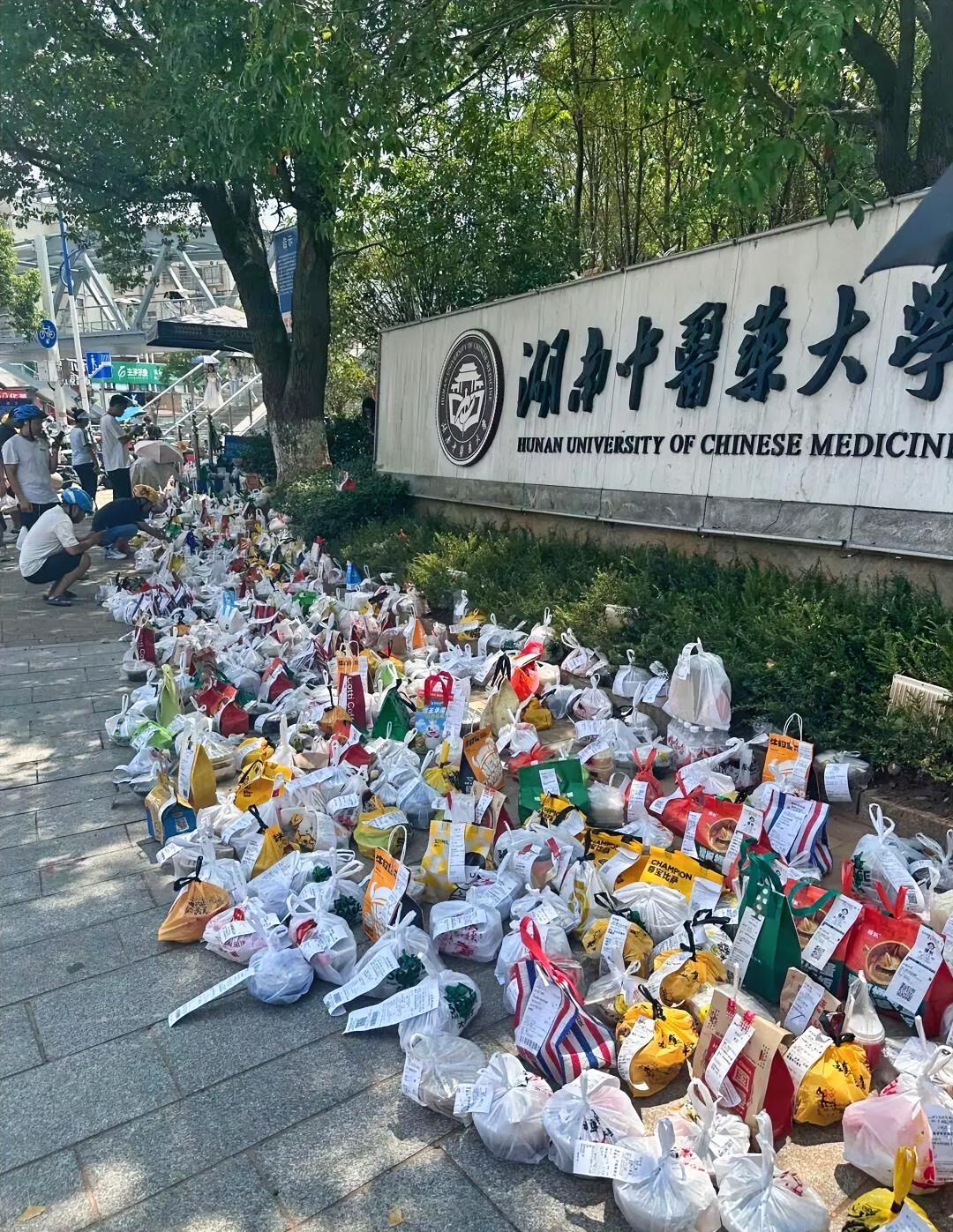 食堂饭难吃能有多像“事故现场”
 
远远一看吓一跳，还以为出大事了
心提到嗓子眼