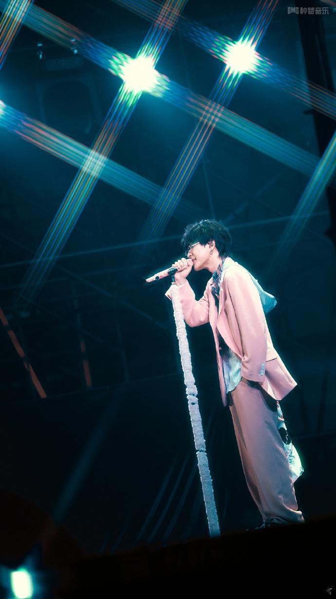 早安无锡演唱会上座率体育馆座无虚席，粉丝的尖叫快掀翻屋顶，早安的人气太能打了