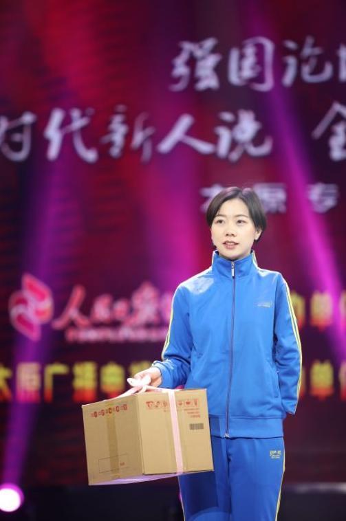 1994年，太原一女婴因手臂残疾被抛弃，58岁拾荒妇人见其可怜，把她捡回家用面糊