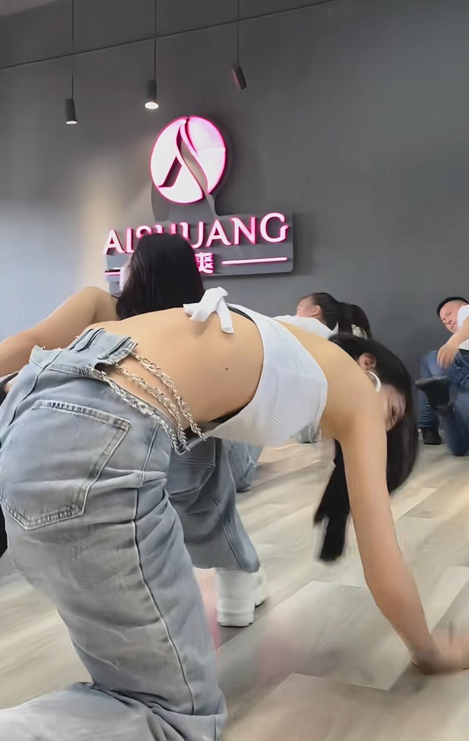 打卡AISHUANG健身房，动感十足！
注：健身房照片。非色情传播图片，请审核员