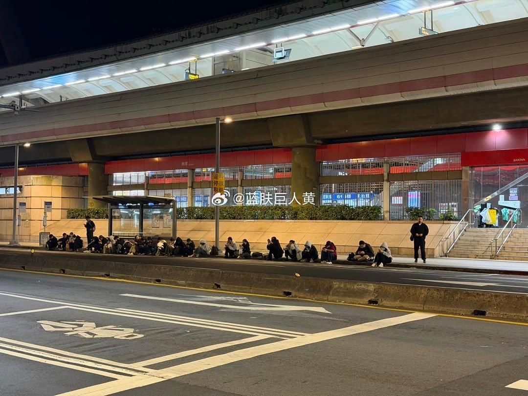 台湾人坐在公交车站前等车被挂，于是解释说“因为蹲着像大陆人，会被骂，所以只能坐着