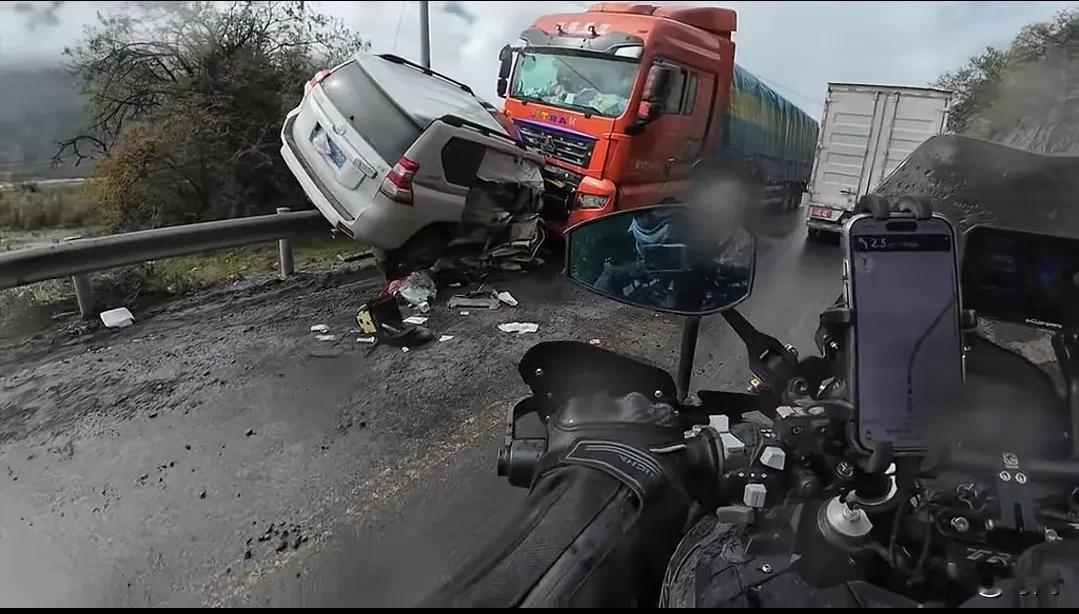 丰田霸道不能真霸道，国道318发生惨烈事故，越野车逆行被大货车撞击。事发10月1