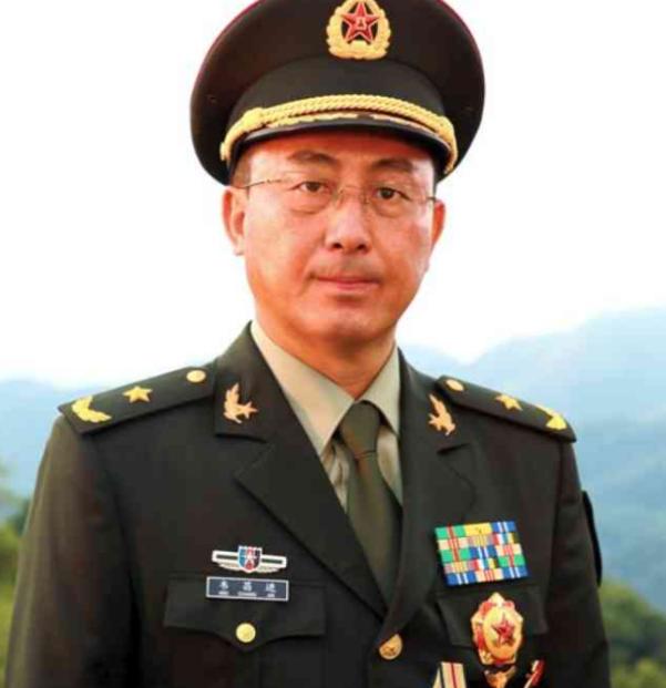1985年，老山战场上，20岁小战士被炸伤，眼看敌人正冲过来。他丢下枪，匍匐爬去