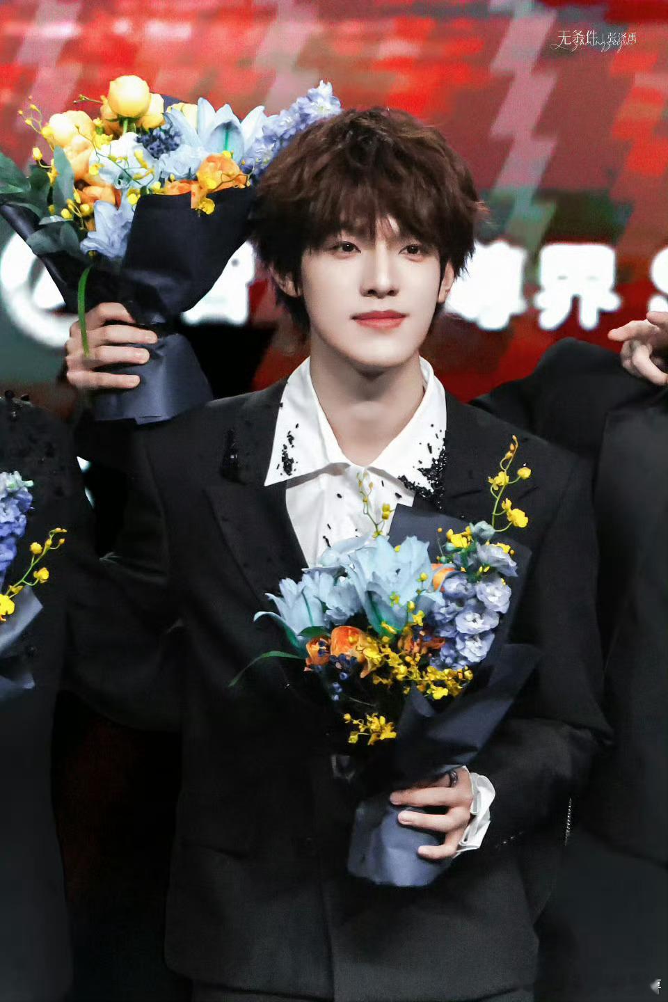 张泽禹临场反应力直接给到夯张泽禹紧急踢走舞台杂物张泽禹临场反应好棒啊，天才爱豆，