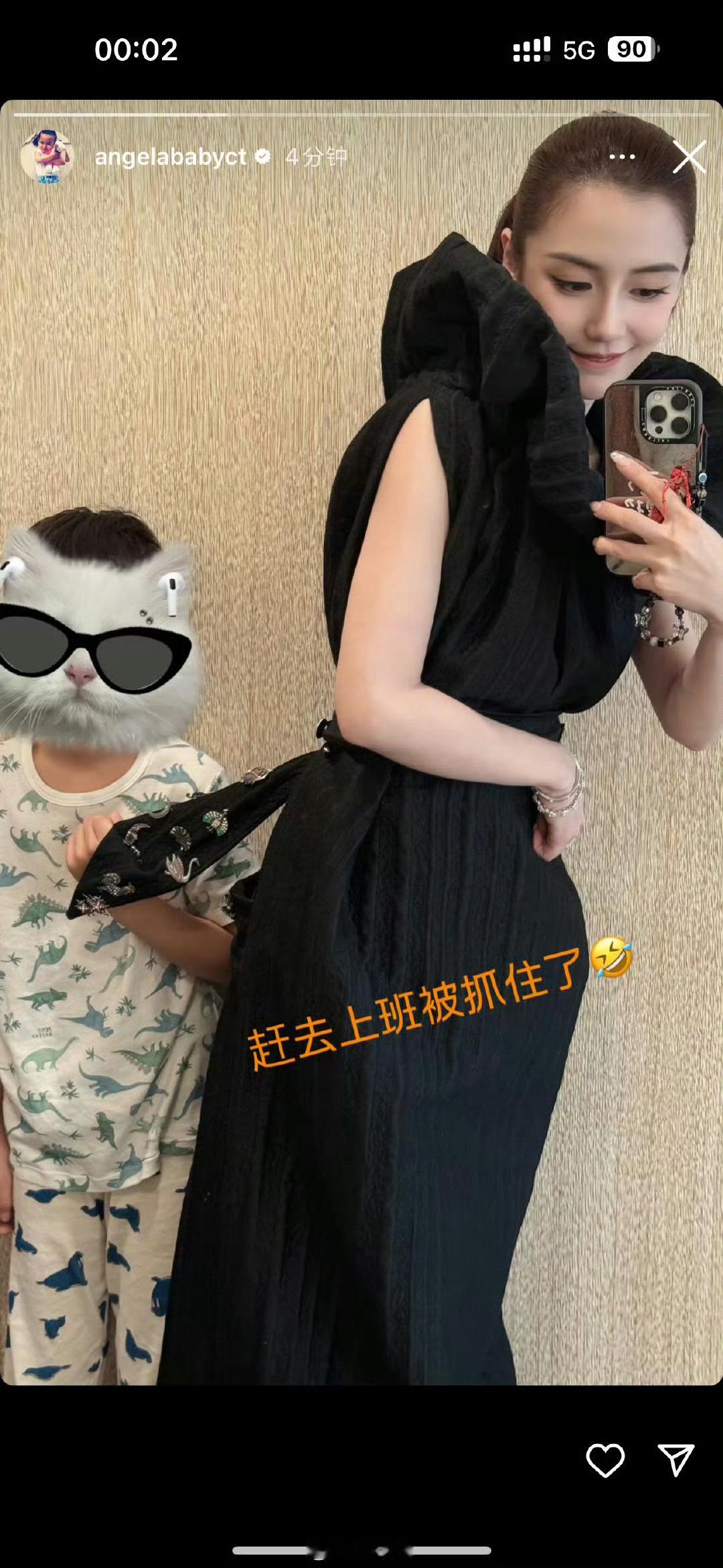 这样的妈妈我也想抓住不放[哇]Angelababy带小海绵参加巴黎时装周 ​​​