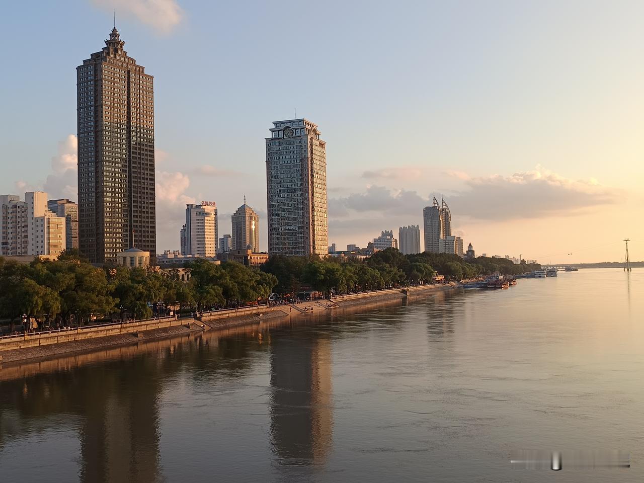 金箔上的铁桥

落日熔金。走上中东铁路桥时，整个江面都被点燃了，江水翻滚如万千金