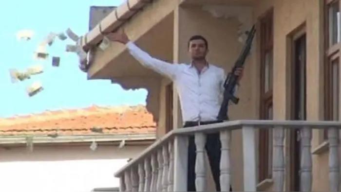 完整榜单｜重庆小区33楼高空撒钱，警方通报：涉嫌诈骗，慌到撒赃款
 
天上掉钱，