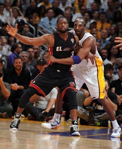 【🏀篮球传奇对决：麦迪VS韦德，谁才是你的最爱？🏀】最近，前NBA球星夸梅-