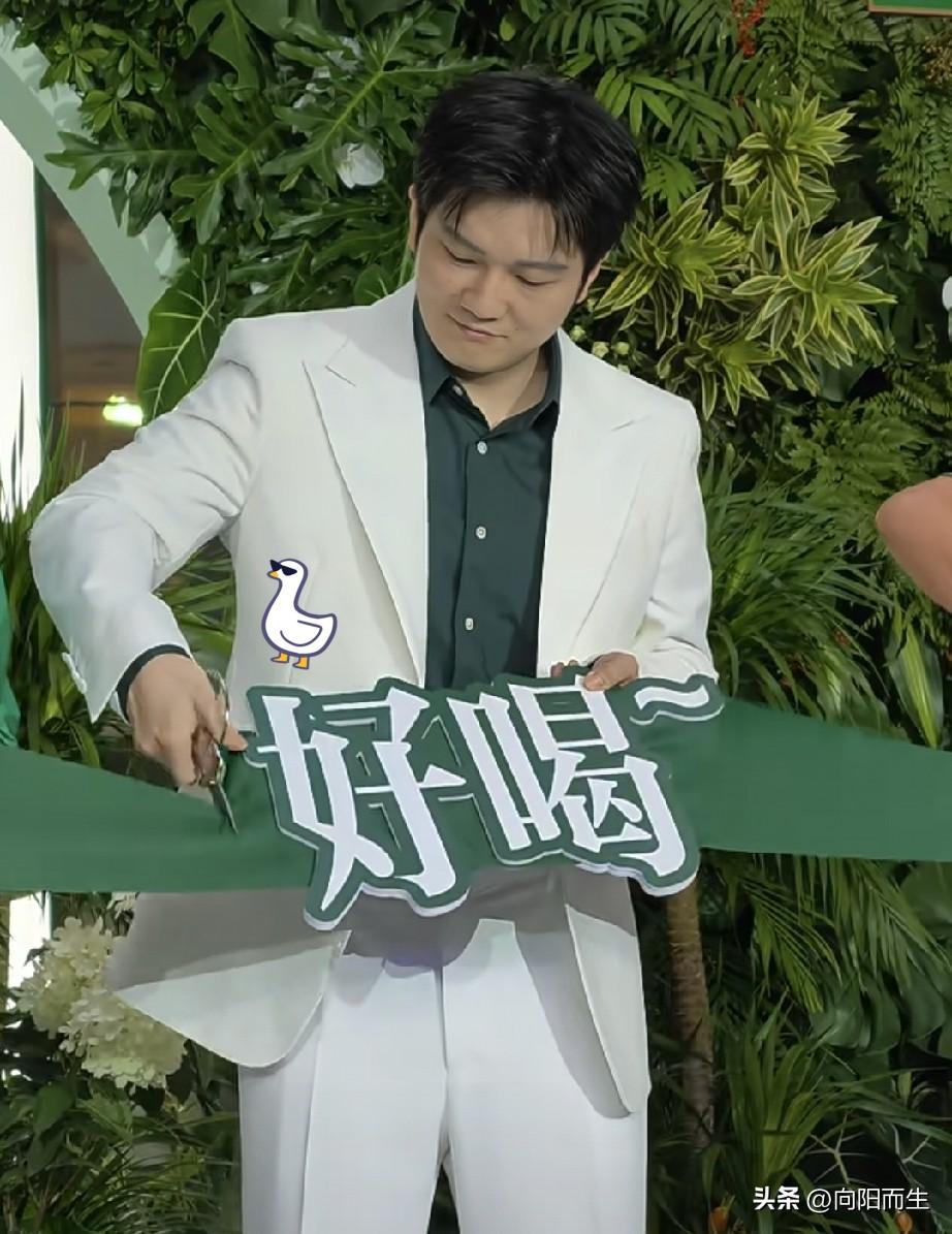 樊振东今天上海金典活动，
 l白西装一上身，干净得像刚从牛奶盒里走出来。

19