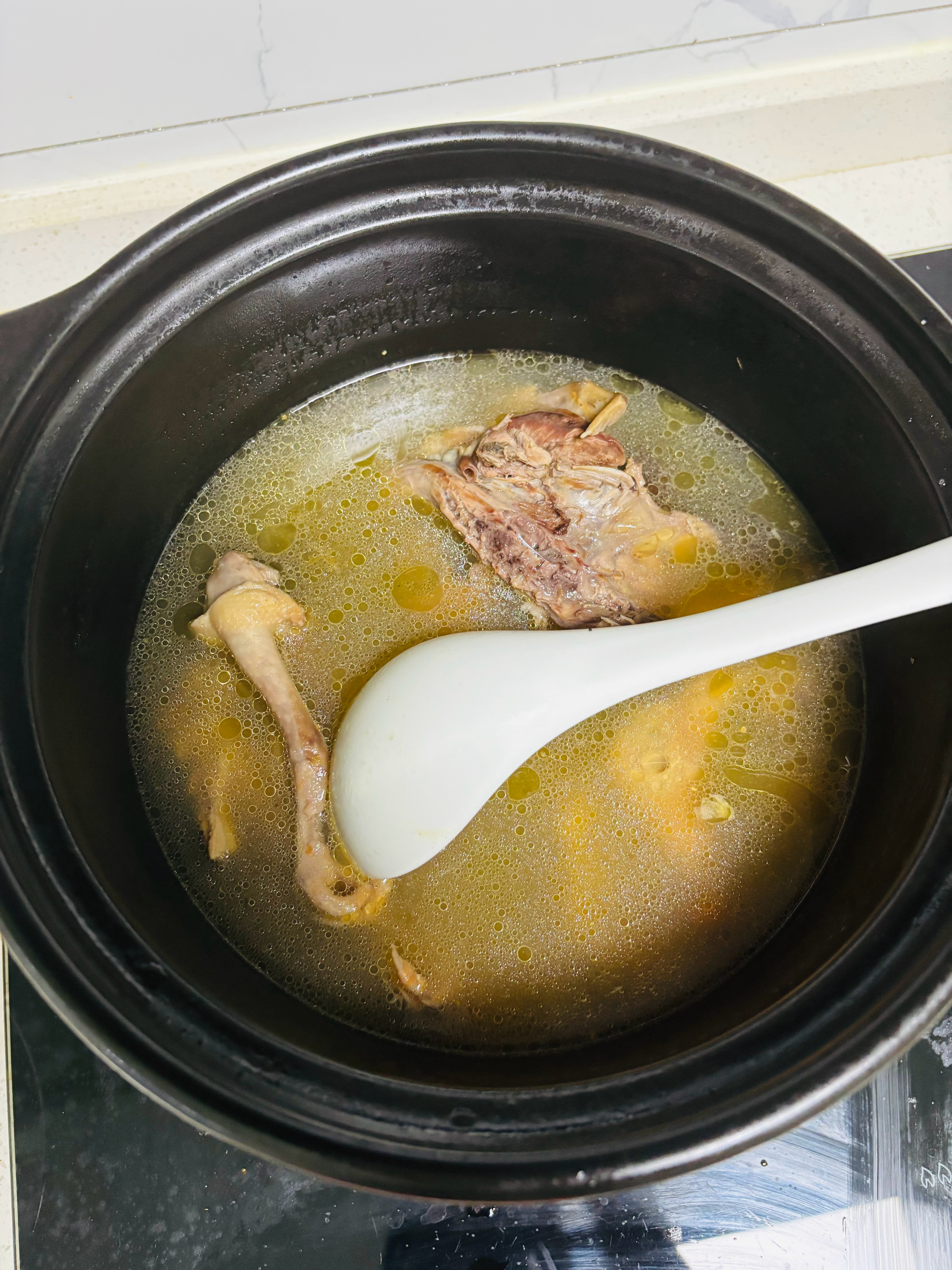 脸上缝针，老婆炖鸽子汤给我喝，是不是大补啊兄弟们？ 
