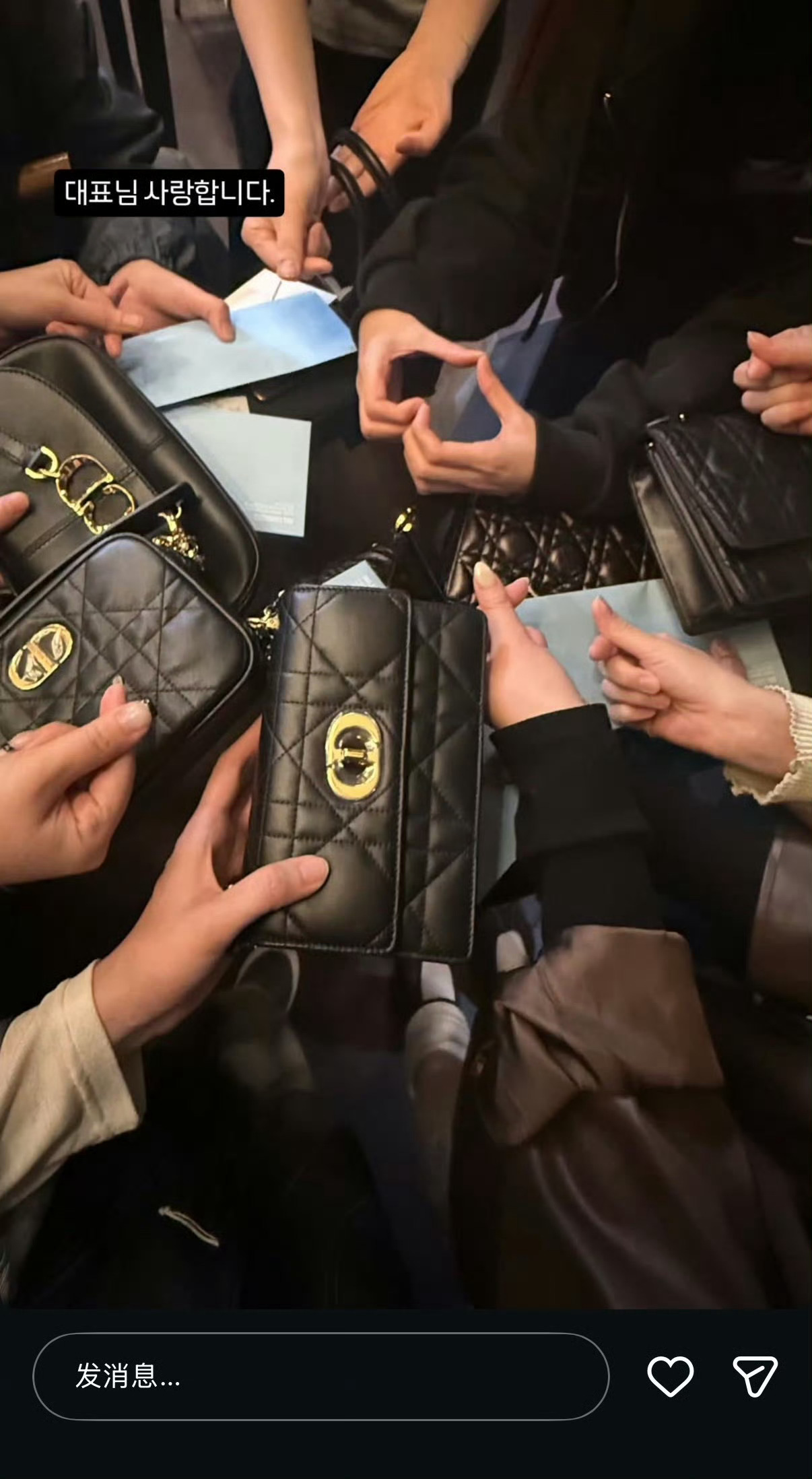 金智秀送工作人员包 金智秀送工作人员包！还是Dior的！谁敢看给这个金智秀当工作